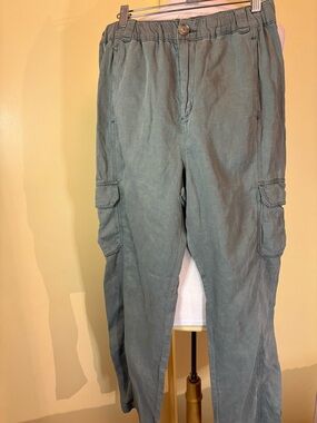 Faherty Women’s Straight-Leg Cargo Pants in Olive Green